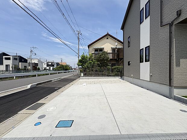 【B号棟 駐車場】並列2台以上の駐車スペース・歩道のある公道9m