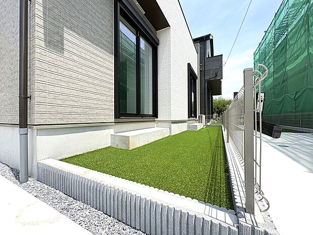 【B号棟 庭スペース】人工芝を施工済み・建物南側の庭と隣地通路