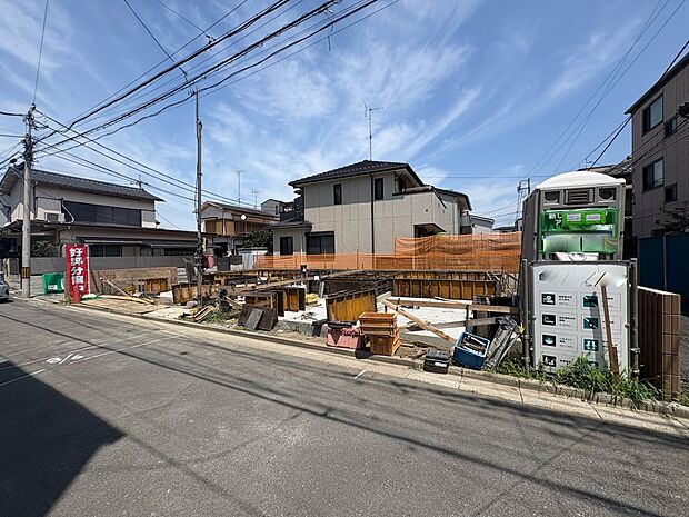 【前面道路】家の前をまっすぐの通りが走っている。クルマは少なく、人々は毎朝、ウォーキング、ジョギング、犬の散歩など、フリーな朝時間を過ごしている。