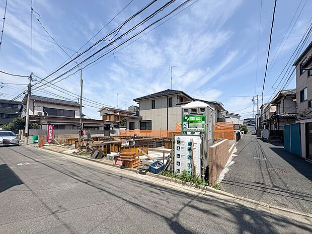 【前面道路】家の前をまっすぐの通りが走っている。クルマは少なく、人々は毎朝、ウォーキング、ジョギング、犬の散歩など、フリーな朝時間を過ごしている。
