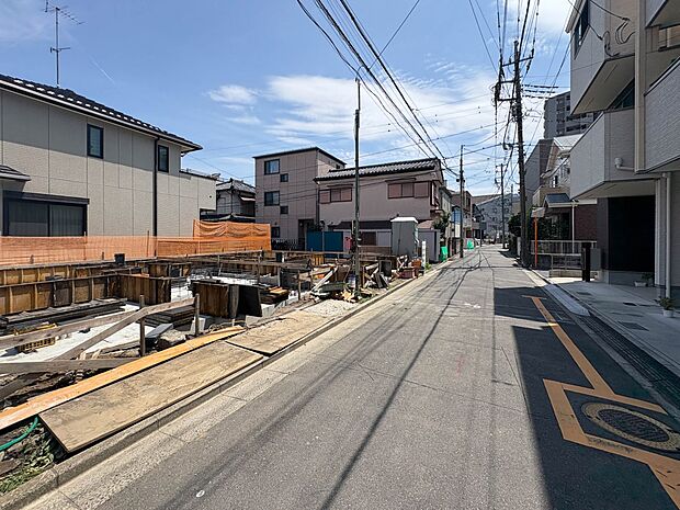 【前面道路】家の前をまっすぐの通りが走っている。クルマは少なく、人々は毎朝、ウォーキング、ジョギング、犬の散歩など、フリーな朝時間を過ごしている。