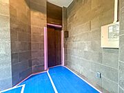 【エレベーター】大型マンションでは、朝の混雑時にスムーズにエレベーターに乗れるかどうかは、貴重な時間を左右する大事なポイント。現地見学時にはぜひチェックしてみてください。