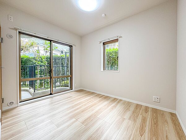 【子供部屋5.1帖】お子様のお部屋にぴったりなクロークを備えたフローリング仕様の洋室です。
