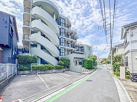 【前面道路】家の前をまっすぐの通りが走っている。クルマは少なく、人々は毎朝、ウォーキング、ジョギング、犬の散歩など、フリーな朝時間を過ごしている。
