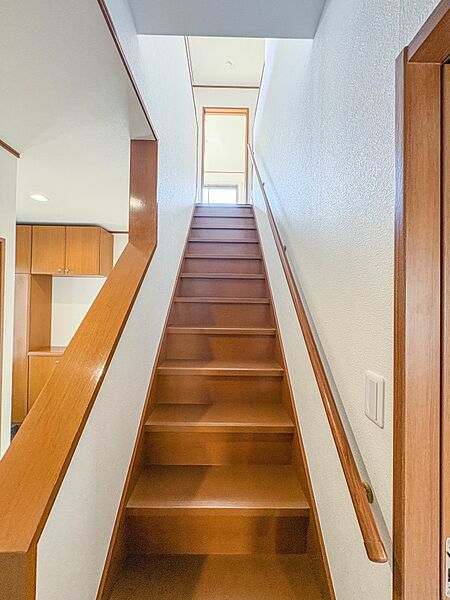 【手すり付階段】手すりがないと階段の昇り降りで危険なことはもちろん、壁に手をつきながら歩くことで壁紙が汚れやすくなります。すべての方に快適に昇り降りしていただくため、手すりを設置しました。