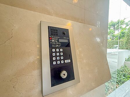 【オートロック】エントランスのオートロックが部外者をブロックします。鍵やカード、または暗証番号などを使って、ロックを解除します。