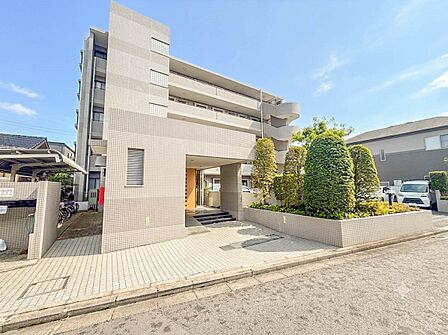 【エントランス】その住居の第一印象となるのがエントランスホールです。訪問されたお客さまをやさしくお迎えします。エントランスホールは、いわば住居の顔です。