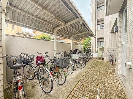 駐輪場があると自転車を自由に出し入れ出来るので便利。