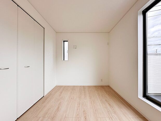 【洋室】大きな窓からたっぷりと陽光が注がれる明るい空間。シンプルにデザインされた室内。家具やレイアウトでお好みの空間に。