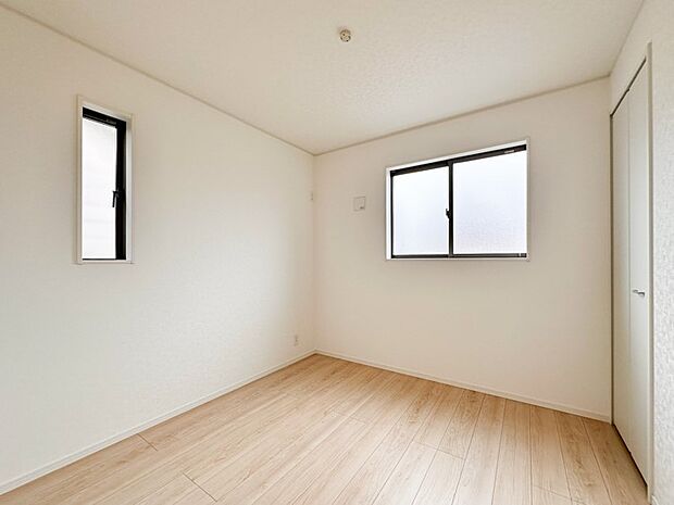 【洋室】柔らかい陽光が差し込む明るいお部屋を演出する設計。彩光の取れる窓が気持ちの良いお部屋を創り上げます。