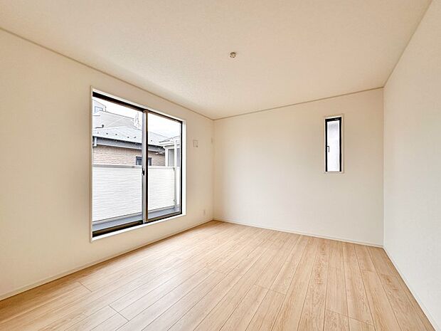 【洋室】表情豊かな木目が醸しだす空間は、暮らしに落ち着きと華やぎを与えてくれます。