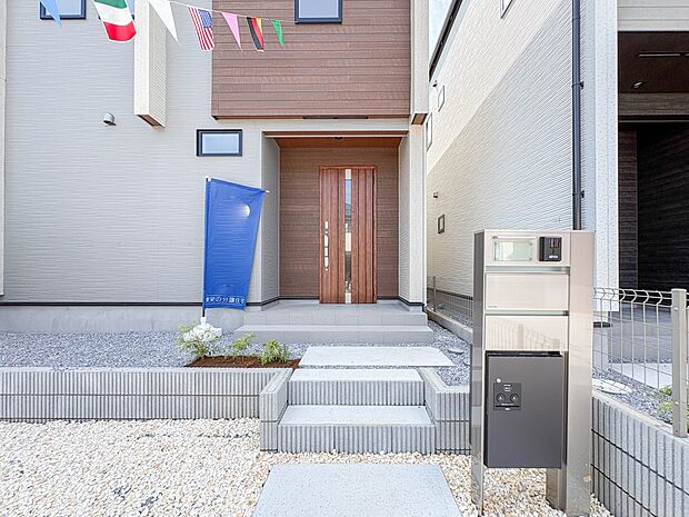 【玄関】家の顔となる玄関は、高いデザイン性が求められます。高級感と断熱性、防犯性に優れた玄関ドアを標準装備。ピッキング対策のセキュリティサムターン等、防犯に考慮しました。