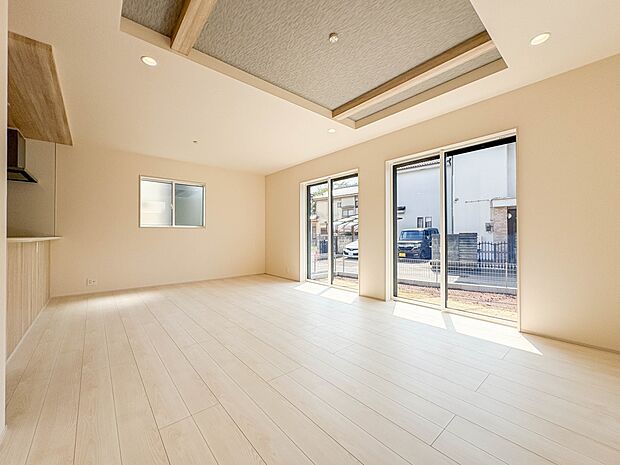 【リビング】  整然とした空間演出、快適な理想の暮らしの実現は家のみの拘りではなく、そこで暮らす方々にとって素敵な環境であることも挙げられると思います。四季折々の変化が奏でる鼓動を楽しんで下…