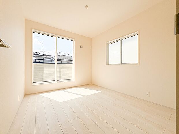 【子供部屋】お子様のお部屋にぴったりなクロークを備えたフローリング仕様の洋室です。