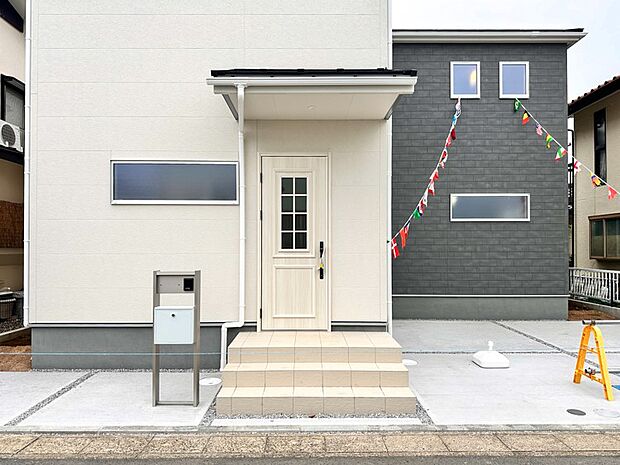 【玄関】家の顔となる玄関は、高いデザイン性が求められます。高級感と断熱性、防犯性に優れた玄関ドアを標準装備。ピッキング対策のセキュリティサムターン等、防犯に考慮しました。