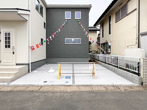 【駐車場】カースペース2台可／駐輪スペース。広々カースペースです。自転車、バイクなども置き場に困りません。