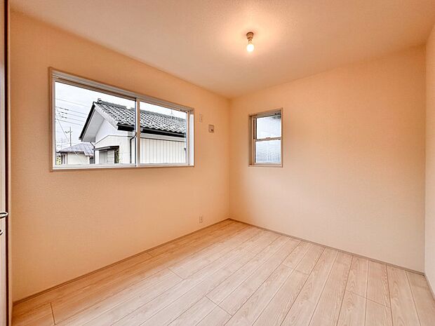 【洋室】表情豊かな木目が醸しだす空間は、暮らしに落ち着きと華やぎを与えてくれます。