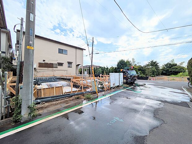 【玄関】玄関へのアプローチ。居住者の帰り、訪れる方を優しく迎える・安らぎに満ちた生活空間を予感させる。健やかな暮らしを楽しめそう。