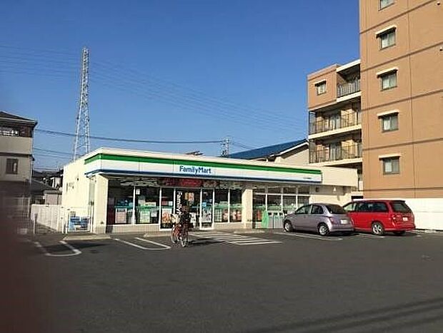 コンビニ 588m ファミリーマート川口戸塚店(ファミリーマートの強さは、少量のお惣菜を売るファミデリカとドラッグストアと組んだコラボ。サラダを中心にしたヘルシー食材が充実のコンビニです。)…