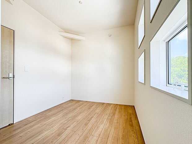 【子供部屋】お子様のお部屋にぴったりなクロークを備えたフローリング仕様の洋室です。
