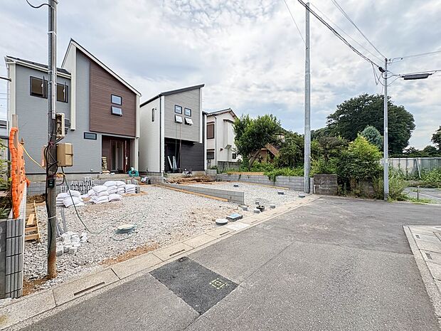 【前面道路】車の通行が少ないので、静かな住環境を維持することができます。