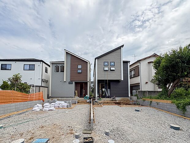 【現地外観】家族の温かさと陽光の暖かさ、楽しい毎日と明るい未来を予感させる「空間が織り成すひとつ先の住み心地」を演出します。