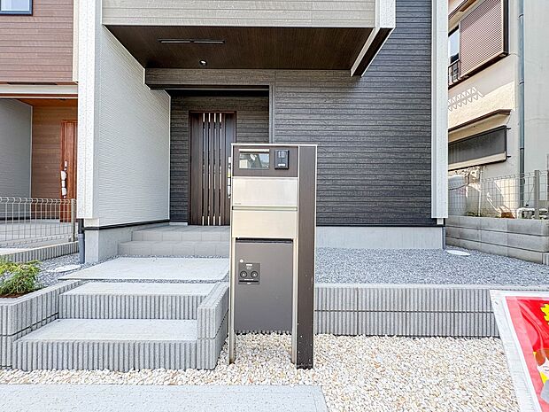 【郵便ポスト】シンプルかつシャープな郵便ポスト。