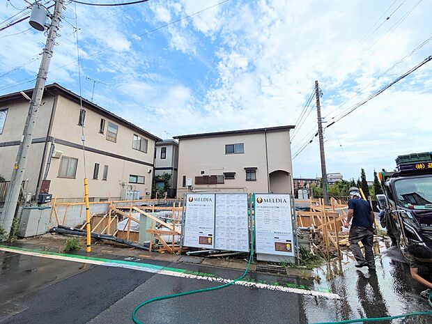 【現地外観】家族の温かさと陽光の暖かさ、楽しい毎日と明るい未来を予感させる「空間が織り成すひとつ先の住み心地」を演出します。