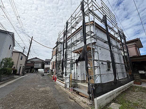【Frontal road-前面道路6m-】 静かな通りに面した本物件は、落ち着いて暮らすことができます。 閑静な住宅街で比較的車の通りも少ないのでお子様も安心です。