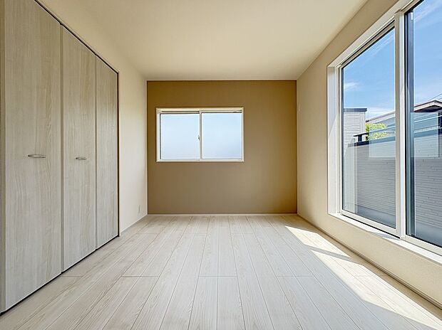 【洋室6帖】2階2部屋がバルコニーに隣接・アクセントクロスのシックな配色の洋室