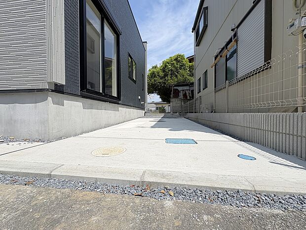 【駐車場 2】写真 建物南側の他にビルトインの駐車スペースあり。敷地内に普通車2台の駐車場