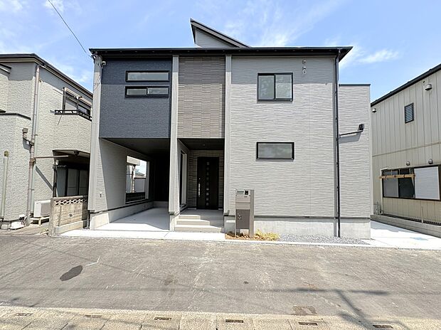 【現地外観】建物面積35.8坪(駐車場含む)堂々たる大きさとデザインのファザード