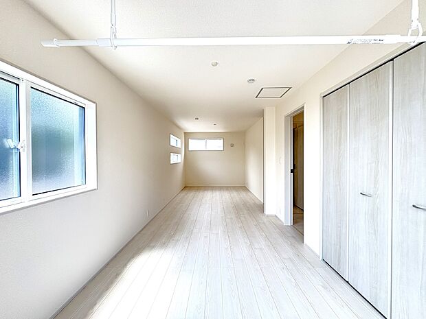 【洋室12帖】6帖2部屋に分割可能な2ドア設計・ウォークインとワイドサイズのクローゼット完備・室内干し設備完備