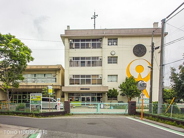 小学校 700m 植水小学校(子どもたちが真赤な太陽のようにサンサンと輝く。植水小学校の生徒はみんな太陽です。ひとりひとり輝いています。そのまばゆい熱が未来を照らしています。子どもの未来は熱…
