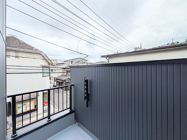【バルコニー】澄み切った青空と、心地良い風を感じるバルコニー。