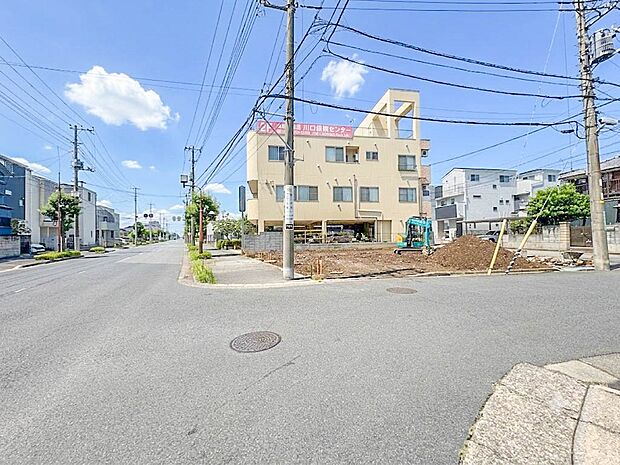 【前面道路16M・6M】家の前をまっすぐの通りが走っている。人々は毎朝、ウォーキング、ジョギング、犬の散歩など、フリーな朝時間を過ごしている。