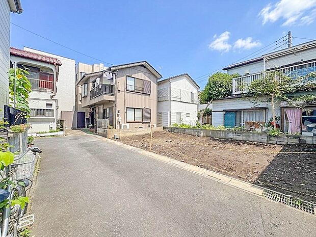 【前面道路4M】車の通行が少ないので、静かな住環境を維持することができます。