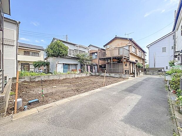 【前面道路4M】家の前は美しい通りになっていますが、クルマが比較的少なく。家のまわりで遊ぶお子さまも安心です。
