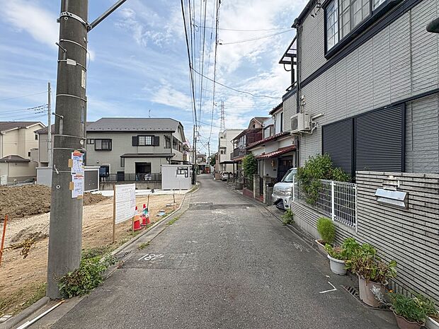 【前面道路】家の前をまっすぐの通りが走っている。クルマは少なく、人々は毎朝、ウォーキング、ジョギング、犬の散歩など、フリーな朝時間を過ごしている。