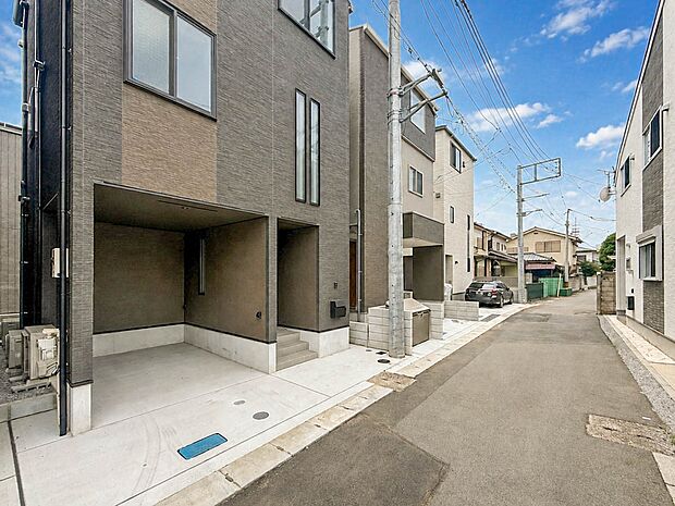【前面道路】家の前をまっすぐの通りが走っている。クルマは少なく、人々は毎朝、ウォーキング、ジョギング、犬の散歩など、フリーな朝時間を過ごしている。※CGによる青空加工あり
