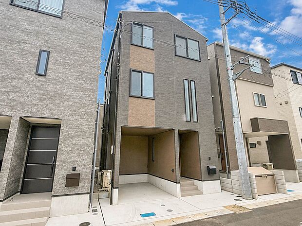 【ひとつ先の住み心地】家族の温かさと陽光の暖かさ、楽しい毎日と明るい未来を予感させる「空間が織り成すひとつ先の住み心地」を演出します。※CGによる青空加工あり
