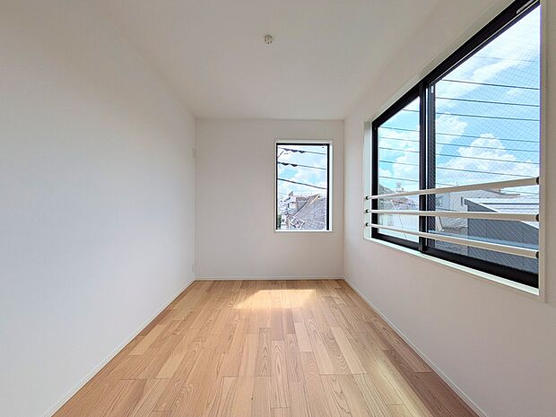 【子供部屋】お子様のお部屋にぴったりなクロークを備えたフローリング仕様の洋室です。