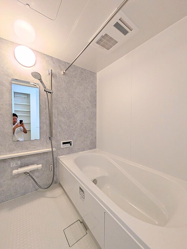 【Bathroom-浴室-】  1日の疲れを癒すバスルームは、心地よいリラックスを叶える清潔感溢れる美しい空間です。心からゆったりと寛いでいただけるよう、ゆとりのスペースを確保してます。
