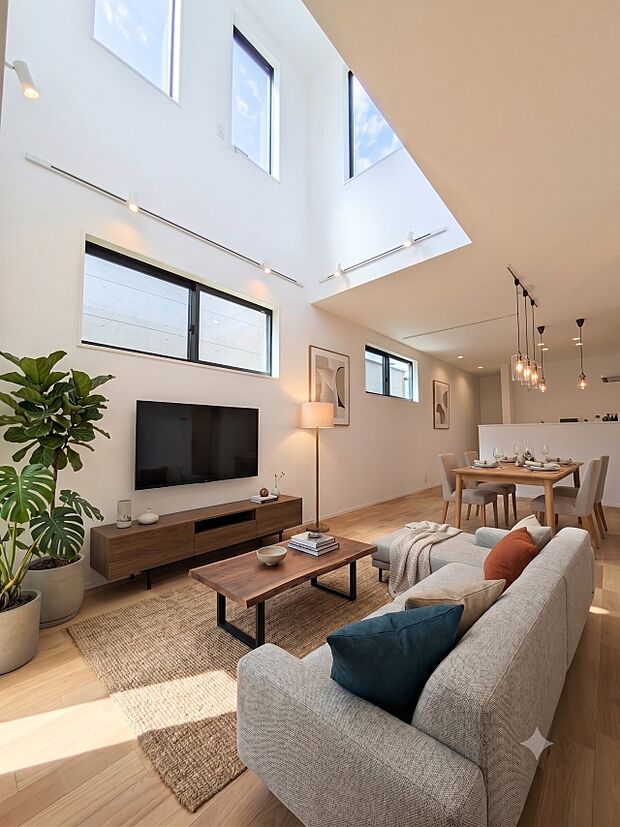 【リビングダイニング】シンプルなデザインの家は風情がある。住む人のこだわりを感じる。外観も内装もいたってシンプル。居心地がよく、家事や趣味、子育てなどにも集中できる。家も人間も熟成するほどシ…