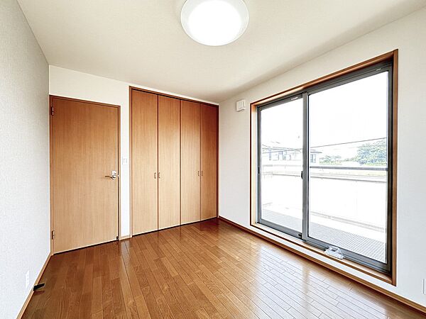 【寝室】シンプルな内装はおしゃれのポイントです。シンプルは華美より飽きがこないからです。色や模様でおしゃれ感をだす。それがシンプルイズビューティーです。