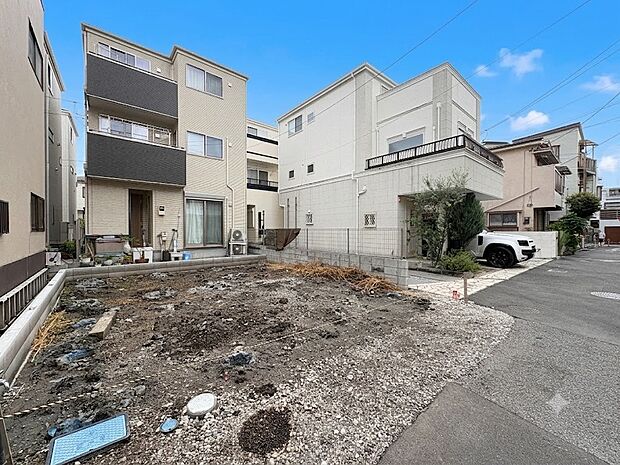 【現地外観】家族の温かさと陽光の暖かさ、楽しい毎日と明るい未来を予感させる「空間が織り成すひとつ先の住み心地」を演出します。