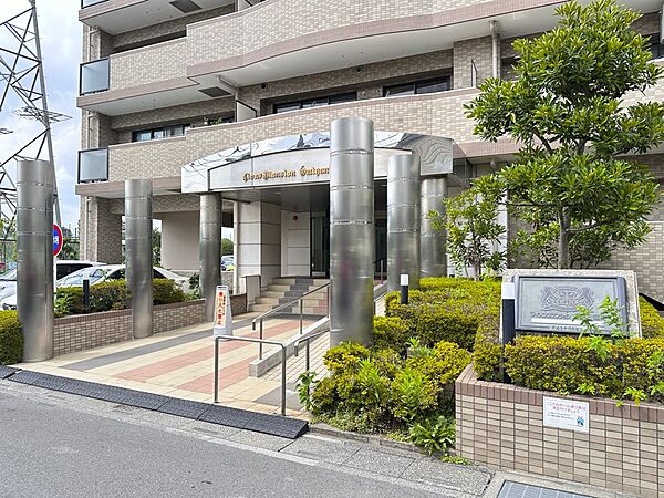【エントランス】その住居の第一印象となるのがエントランスホールです。訪問されたお客さまをやさしくお迎えします。エントランスホールは、いわば住居の顔です。