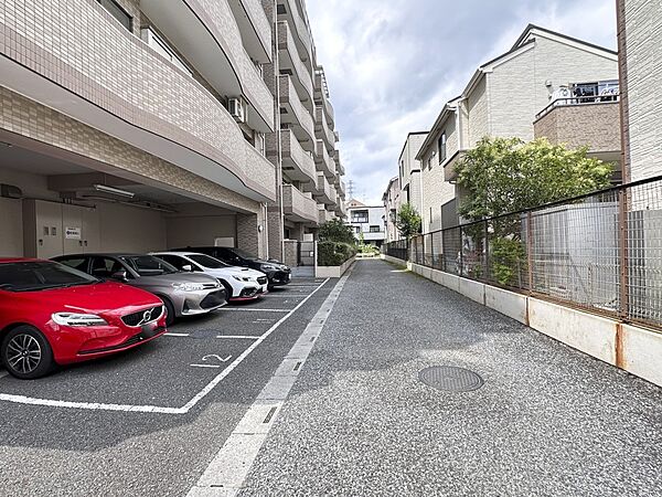 毎日の生活にマイカーが必須という方は、購入を検討する際、駐車場があることは大事な条件です。毎日の通勤や家族の送迎、買い物やお出かけなどクルマのある暮らしを満喫したい方は要チェック！