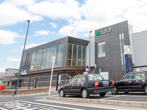 駅 960m JR川越線「日進」駅(昭和15年に開業しました。JR東日本・川越線の駅です。駅周辺は再開発が行われました。新駅舎および北口、南口駅前広場も再開発により完成しました。駅周辺のイメ…