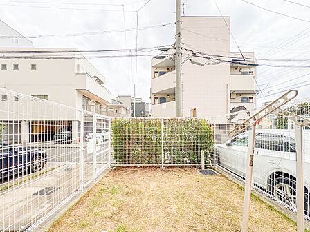 【専用庭】広々とした専用庭はプライベートなスペースとして活用できます。心地よい風と光を感じられる贅沢な暮らしが叶います。